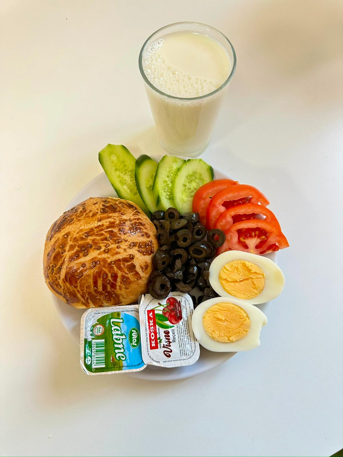 Dengeli kahvaltı tabağı